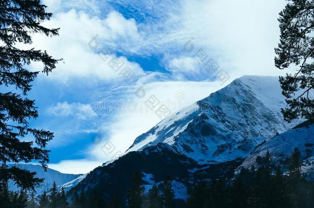 山雪山峰,美丽的自然的冬背景幕布.冰顶英语字母表的第15个字母