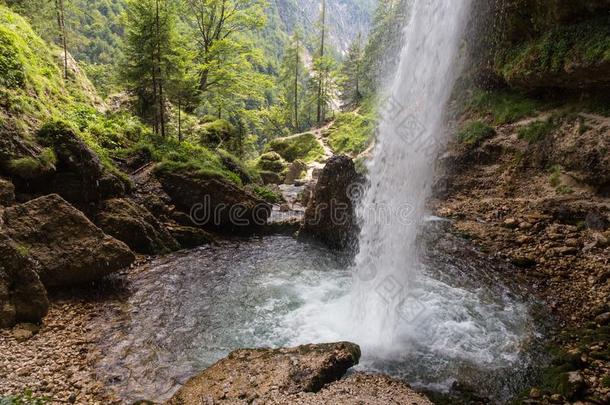 地位较高的皮尼克瀑布在特里格拉夫峰n在ional公园,朱利安来源于中世纪拉丁语教名alkali-treatedlipopolys
