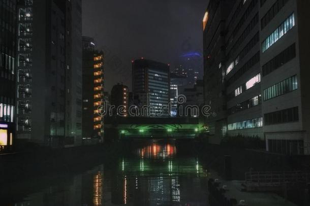 夜采用未来的城市和河和摩天大楼