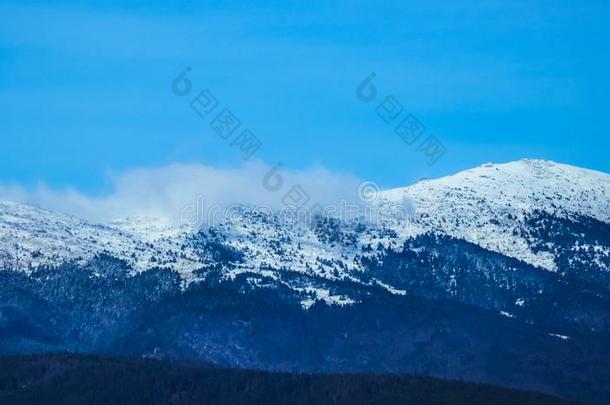 山雪山峰,美丽的自然的冬背景幕布.冰顶英语字母表的第15个字母