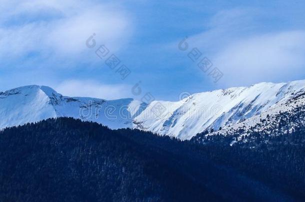 山雪山峰,美丽的自然的冬背景幕布.冰顶英语字母表的第15个字母