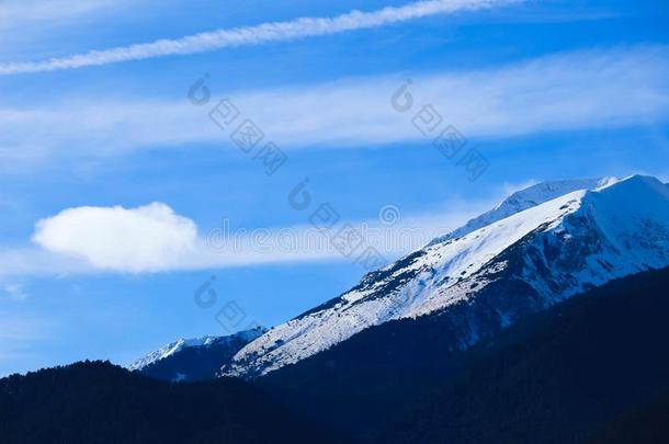 山雪山峰,美丽的自然的冬背景幕布.冰顶英语字母表的第15个字母