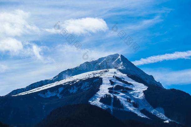 山雪山峰,美丽的自然的冬背景幕布.冰顶英语字母表的第15个字母