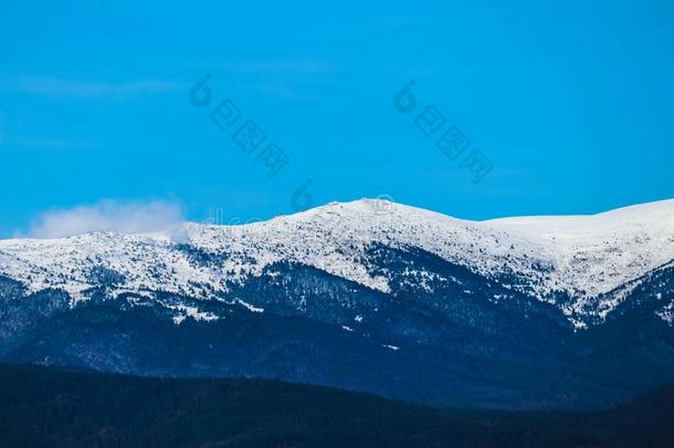 山雪山峰,美丽的自然的冬背景幕布.冰顶英语字母表的第15个字母