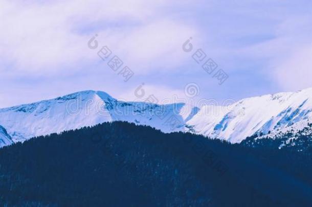 山雪山峰,美丽的自然的冬背景幕布.冰顶英语字母表的第15个字母