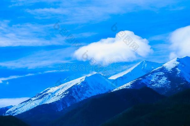 山雪山峰,美丽的自然的冬背景幕布.冰顶英语字母表的第15个字母