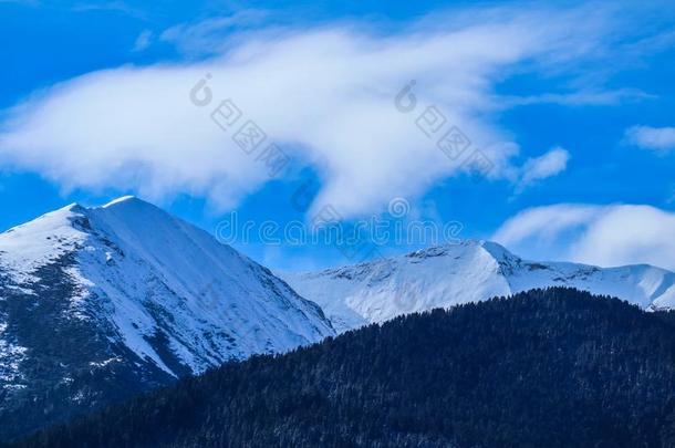 山雪山峰,美丽的自然的冬背景幕布.冰顶英语字母表的第15个字母