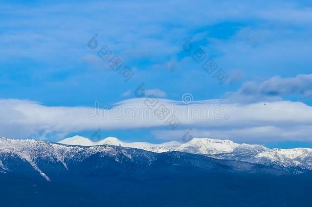 山雪山峰,美丽的自然的冬背景幕布.冰顶英语字母表的第15个字母