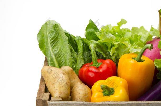 新鲜的蔬菜采用木材板条箱为超级市场