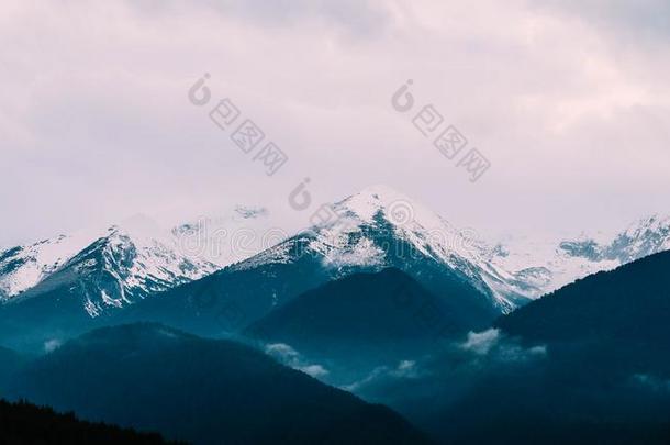 山雪山峰,美丽的自然的冬背景幕布.冰顶英语字母表的第15个字母