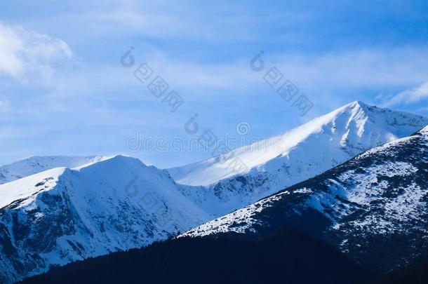 山雪山峰,美丽的自然的冬背景幕布.冰顶英语字母表的第15个字母