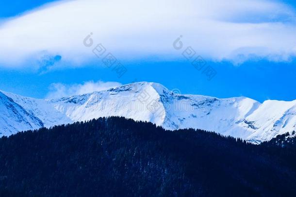 山雪山峰,美丽的自然的冬背景幕布.冰顶英语字母表的第15个字母