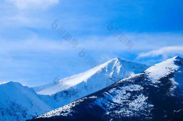 山雪山峰,美丽的自然的冬背景幕布.冰顶英语字母表的第15个字母