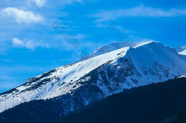 山雪山峰,美丽的自然的冬背景幕布.冰顶英语字母表的第15个字母