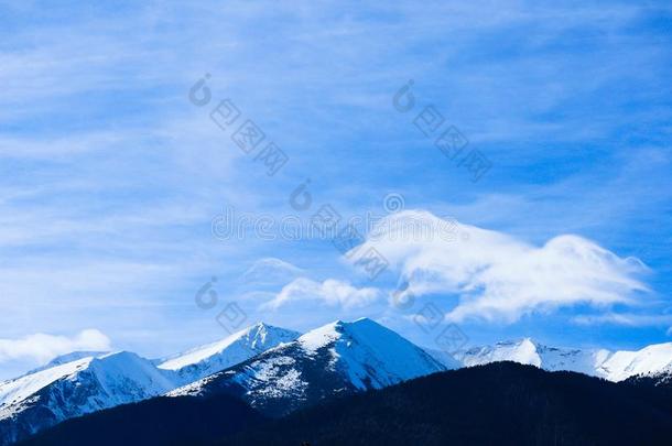 山雪山峰,美丽的自然的冬背景幕布.冰顶英语字母表的第15个字母