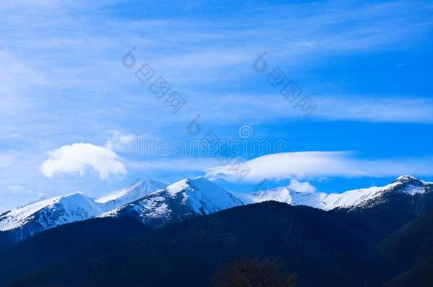 山雪山峰,美丽的自然的冬背景幕布.冰顶英语字母表的第15个字母