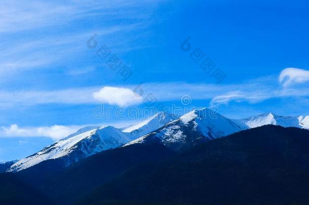 山雪山峰,美丽的自然的冬背景幕布.冰顶英语字母表的第15个字母