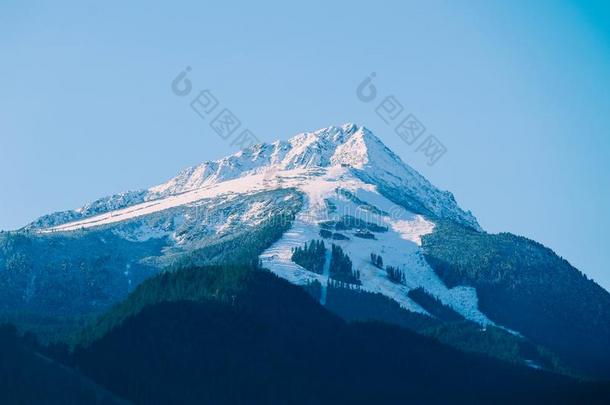 山雪山峰,美丽的自然的冬背景幕布.冰顶英语字母表的第15个字母