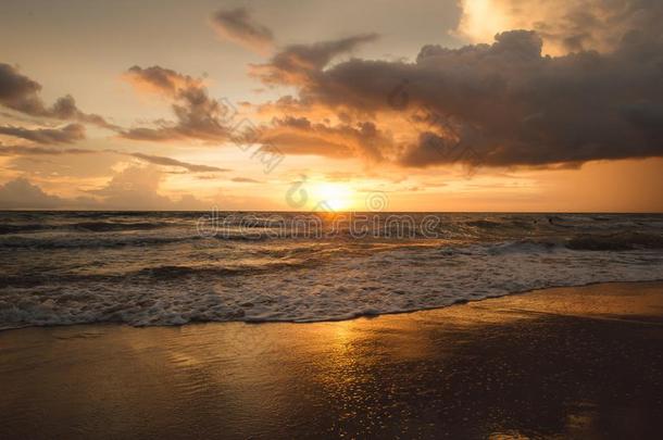 日落.美丽的日落在波罗的海的海.金海日落.