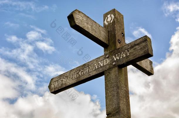 <strong>指示牌</strong>向指已提到的人西高地的道路采用苏格兰