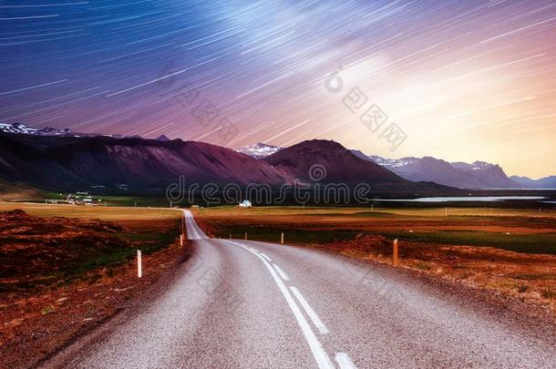 布满星星的天越过指已提到的人山.指已提到的人沥青路和白色的马尔基