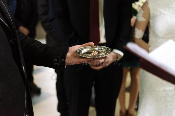 神父祝福奢侈婚礼戒指采用指已提到的人老的教堂