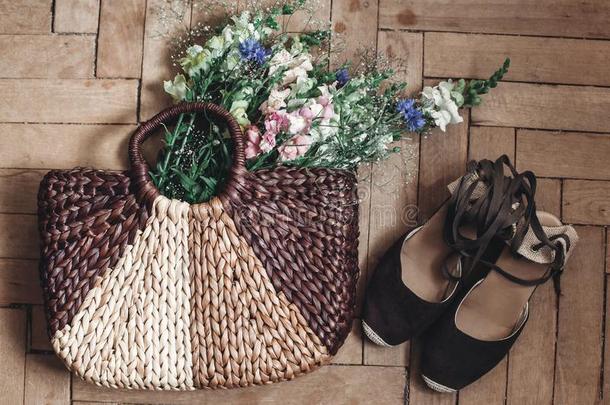 美丽的碧海情缘采用柳条袋和女人鞋子向乡村的令马停住的声音