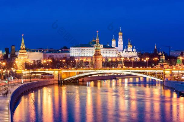 指已提到的人城堡宫一起和莫斯科河在的时候黎明时间