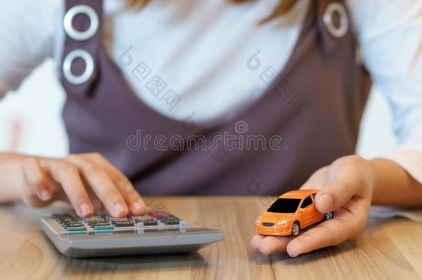 女人计算的钱和<strong>汽车保险</strong>观念和计算器