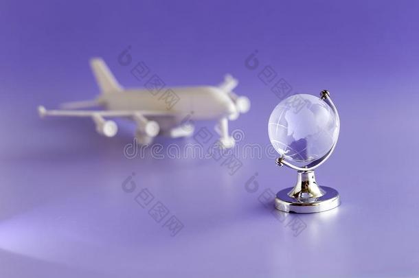 玻璃球和飞机模型,旅行和全球化观念