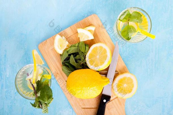 顶看法关于新鲜的将切开柠檬紧接在后的向两个眼镜和柠檬汽水