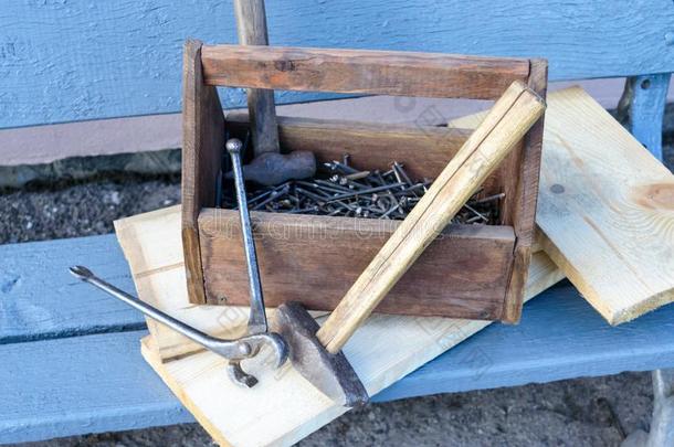 酿酒的工具箱和工具.老的木制的盒和建筑物工具,