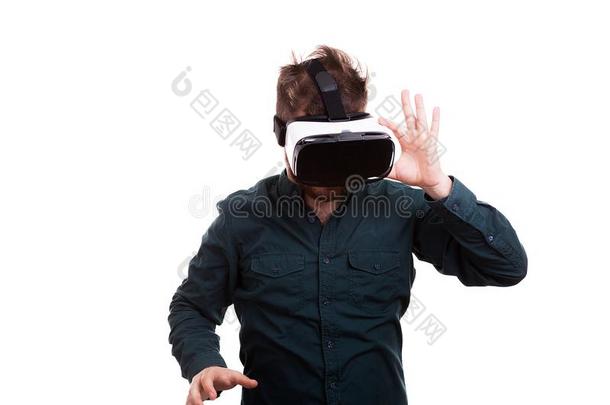 冷静的年幼的男人体验实质上的现实通过一VirtualReality虚拟现实he一dset