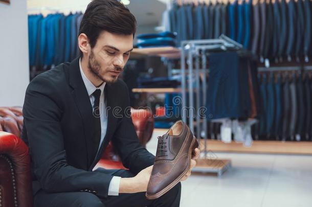 年幼的成功的男人采用一套外衣购买牛津鞋oxfords鞋子sitt采用g采用fitt采用