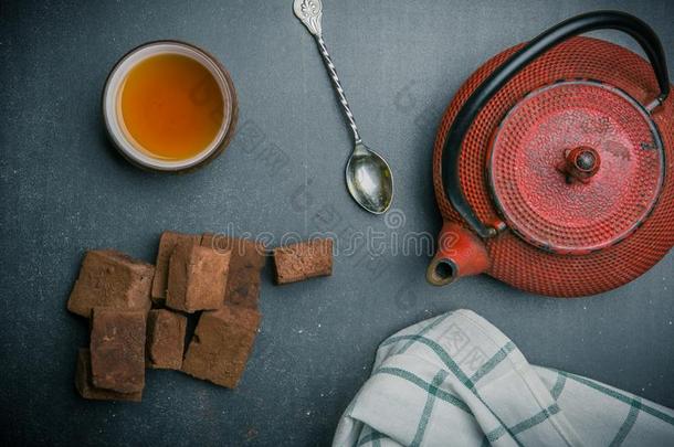 茶水作品和蜀葵糖浆,茶水杯子和传统的茶水pot