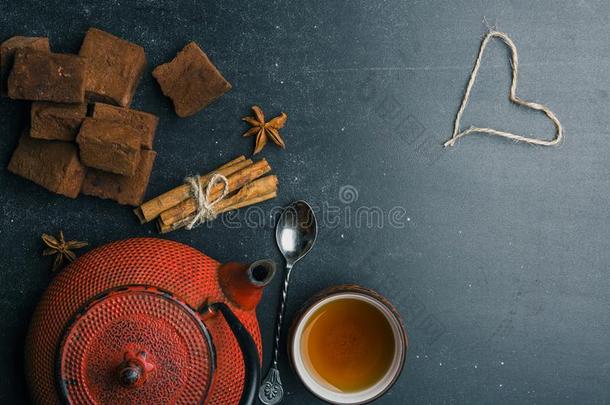 茶水作品和蜀葵糖浆,茶水杯子和传统的茶水pot