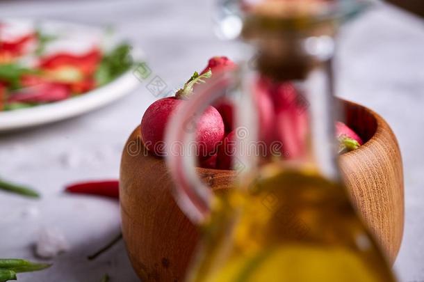 金色的橄榄油采用透明的玻璃罐子采用前面关于盘子和