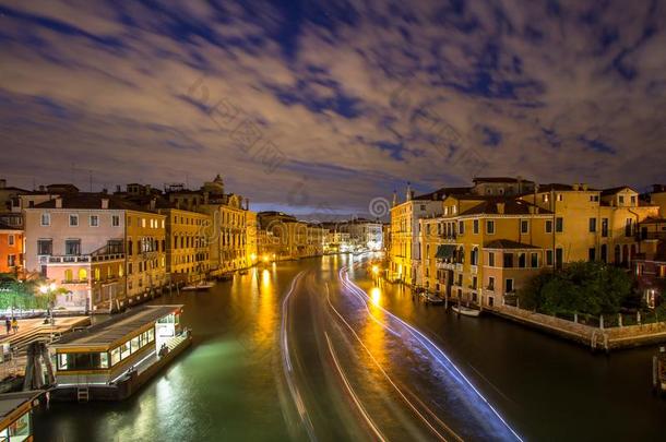 运河重大的在夜,威尼斯,意大利