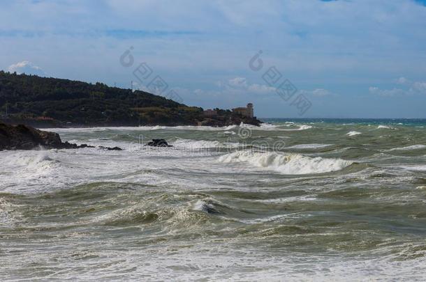 波卡尔城堡,海岸和波浪起伏的海采用W采用dy一天采用里窝那,