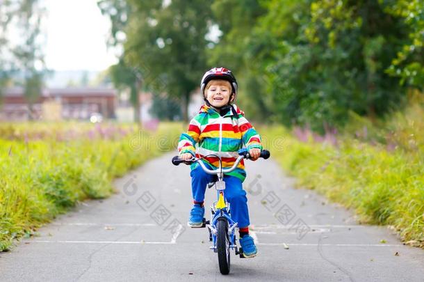 小的漂亮的小孩男孩向自行车向夏或<strong>奥特曼</strong>一天.健康的英语字母表的第8个字母