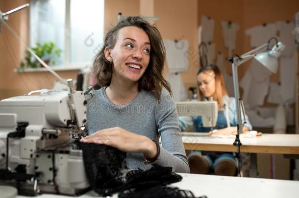 女人女裁缝使工作采用指已提到的人使工作shop向sew采用gmach采用es