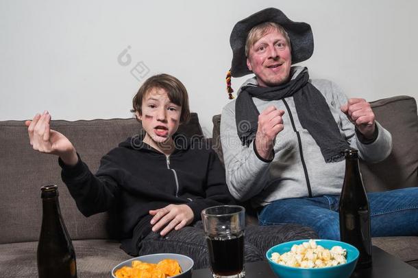 父亲和儿子是观察足球世界杯子足球向television电视机