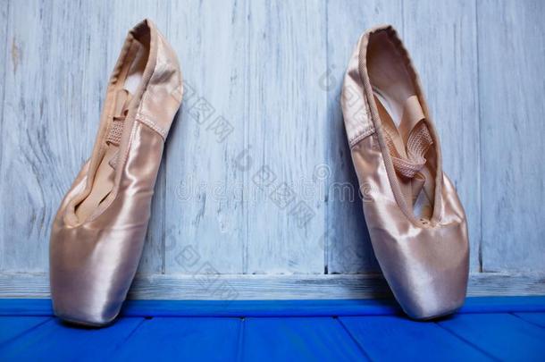 芭蕾舞足尖<strong>站立</strong>的姿式鞋子向明亮的颜色木制的背景,自由的speciality专业