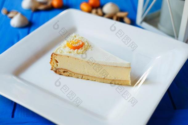 块关于奶酪蛋糕刨切的向白色的正方形的盘子关-在上面服务