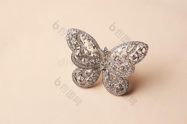 美丽的蝴蝶合适的<strong>金钻</strong>石戒指或胸针
