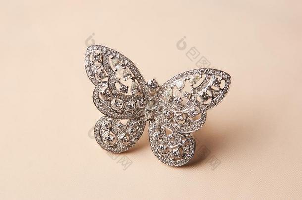 美丽的蝴蝶合适的<strong>金钻石</strong>戒指或胸针
