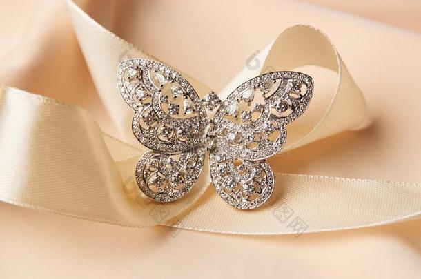 美丽的蝴蝶合适的<strong>金钻石</strong>戒指或胸针