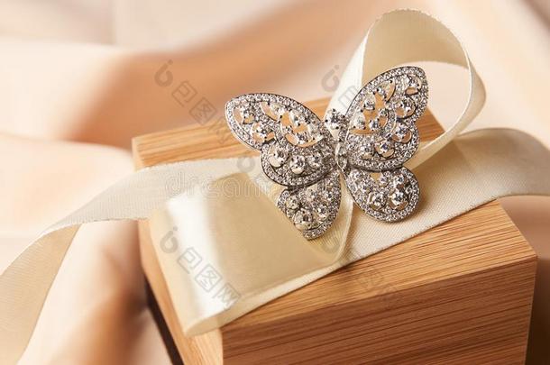 美丽的蝴蝶合适的金钻石戒指或胸针