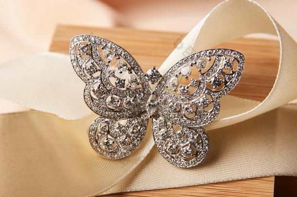 美丽的蝴蝶合适的金钻石戒指或<strong>胸针</strong>