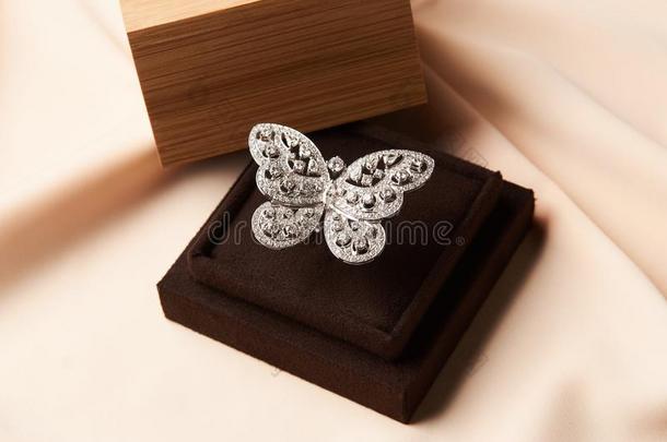 美丽的蝴蝶合适的金钻石戒指或胸针